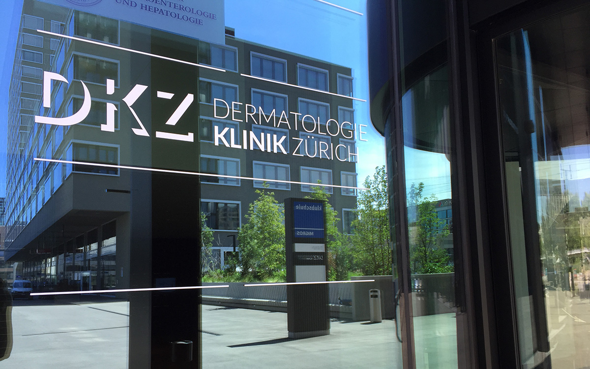 Aussenbeschriftung für die Dermatologieklinik Zürich in Altstetten