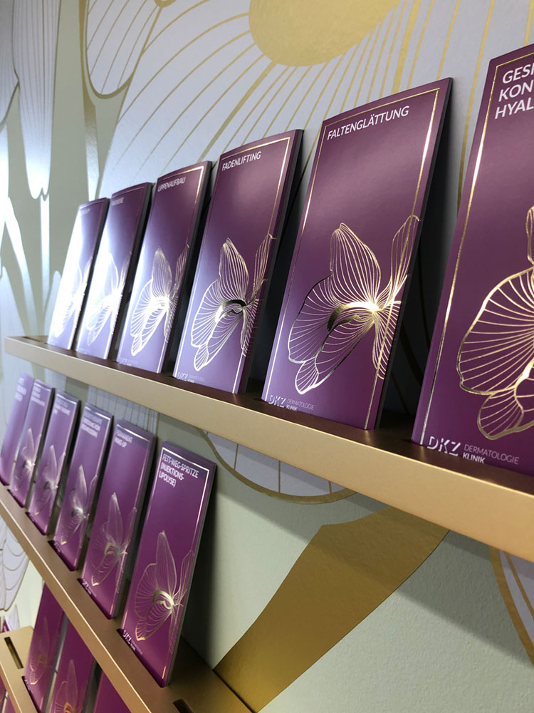 Edle Goldprägung auf allen Flyern für die Schönheitsbehandlungen der Dermatologieklinik Zürich in Altstetten