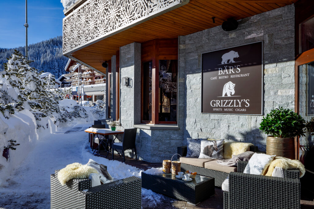 Beschriftung Bär's Bistro und Logoentwicklung für Grizzly's Bar im Hotel Piz Buin in Klosters