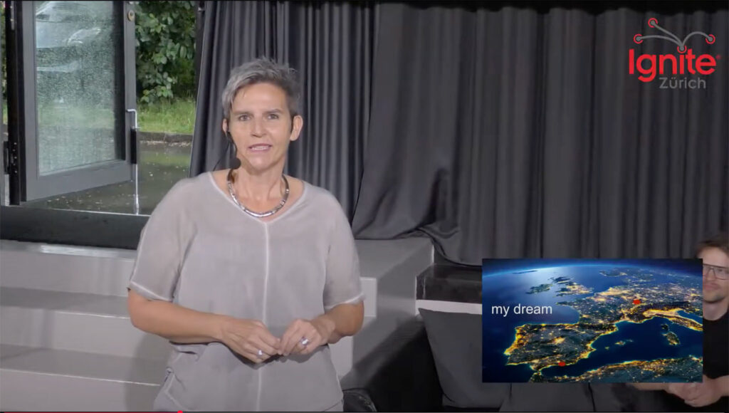 An der Ignite Zürich gibt Beatrice Buchser einen Vortrag vor ca. 60 Leuten.
